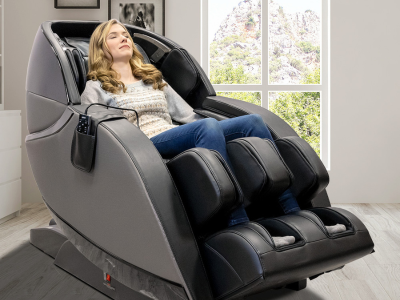 Kyota Kansha M878 Massage Chair Grey / Black on Display
